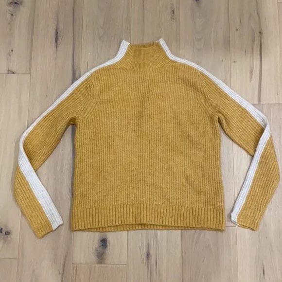 Abercrombie and Fitch yellow knit turtleneck knit sweater  💛 - Picture 1 of 4